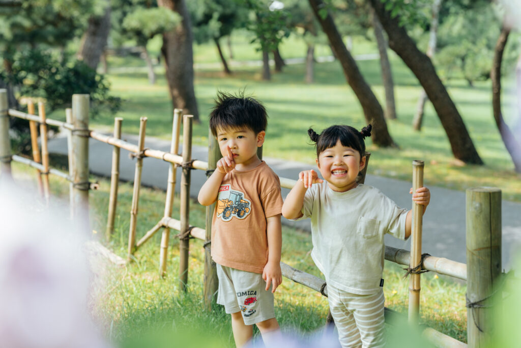 公園で遊ぶ2人の子どもたち