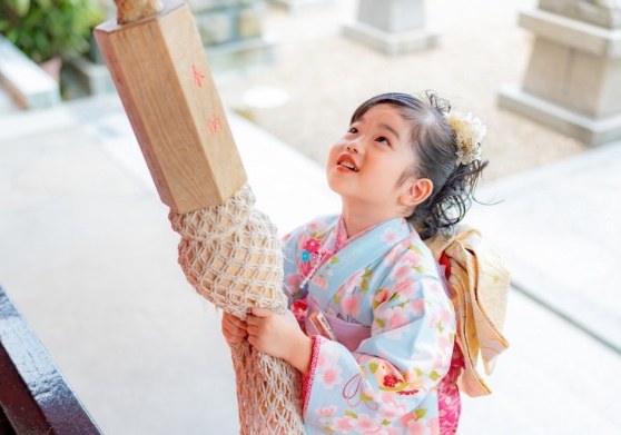 水色のお着物で見上げる女の子