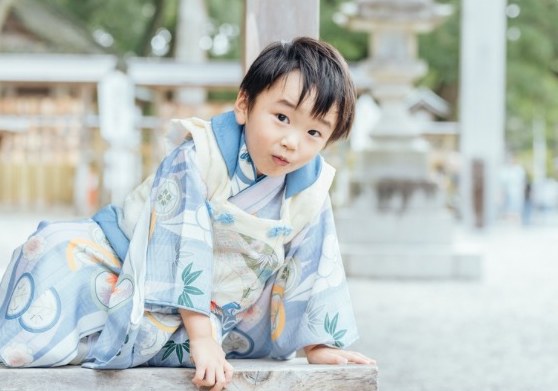 水色のお着物で笑顔の男の子